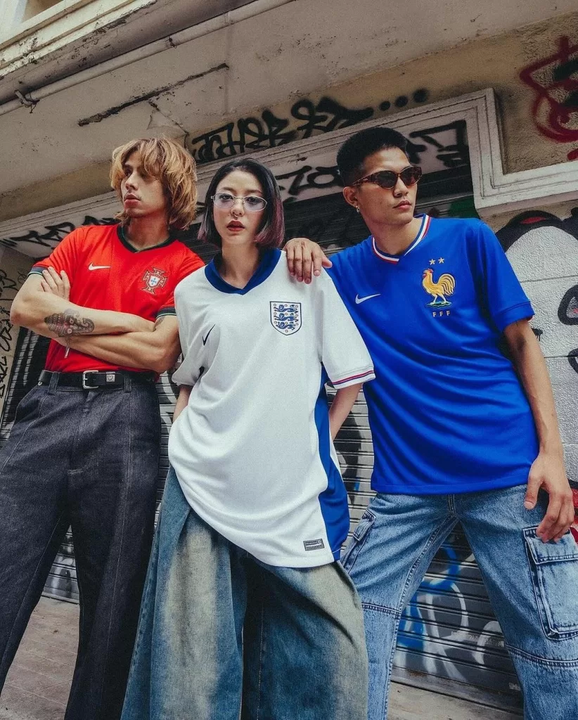Blokecore: La Tendencia De Usar Camisetas De Fútbol